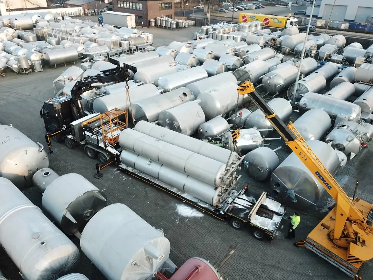 Lagerbestand gebrauchter und werksneuer Edelstahlbehälter und Tanks auf dem Firmengelände