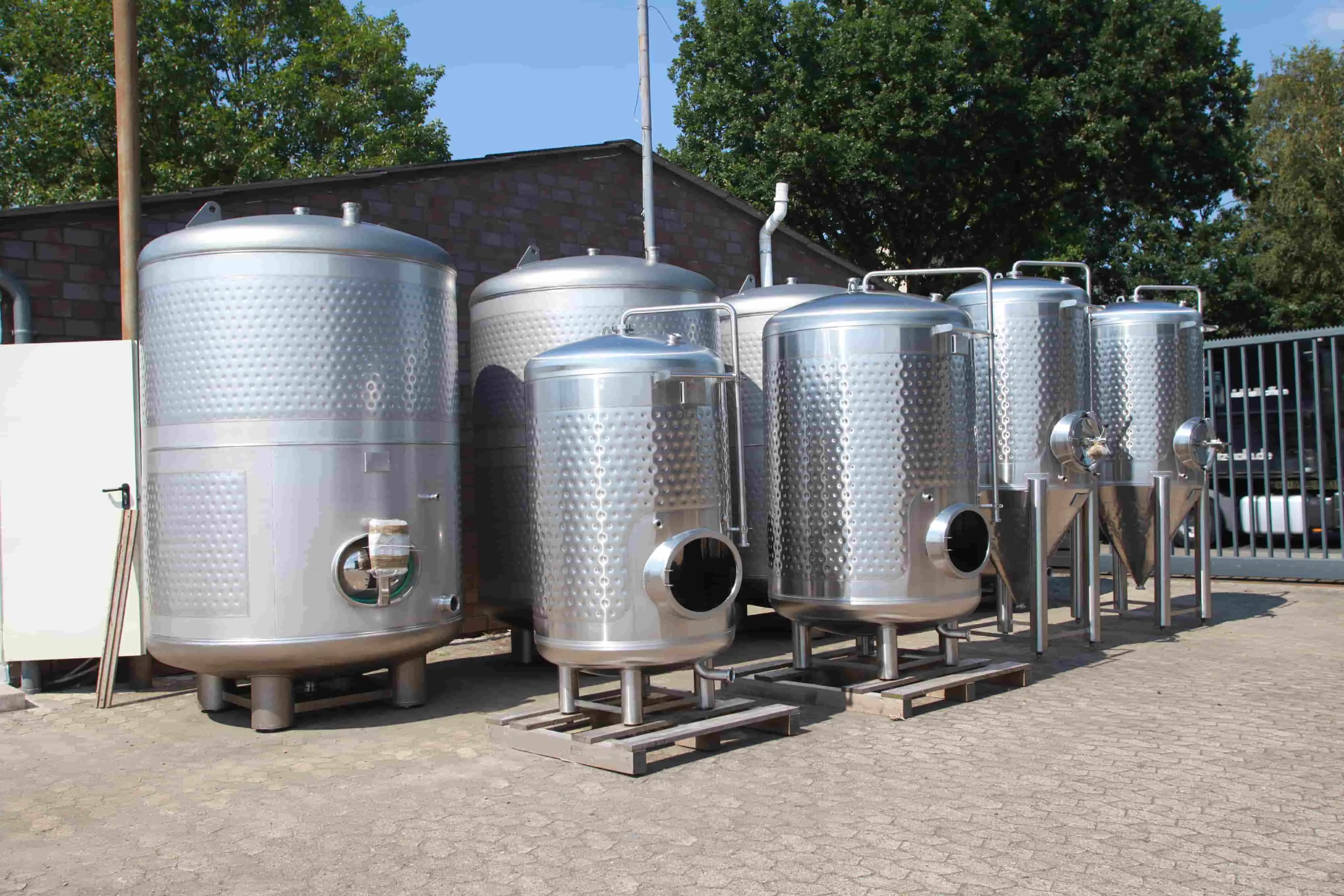 Grosser Lagerbestand an sofort verfuegbaren Edelstahlbehaeltern und Tanks in verschiedenen Bauformen