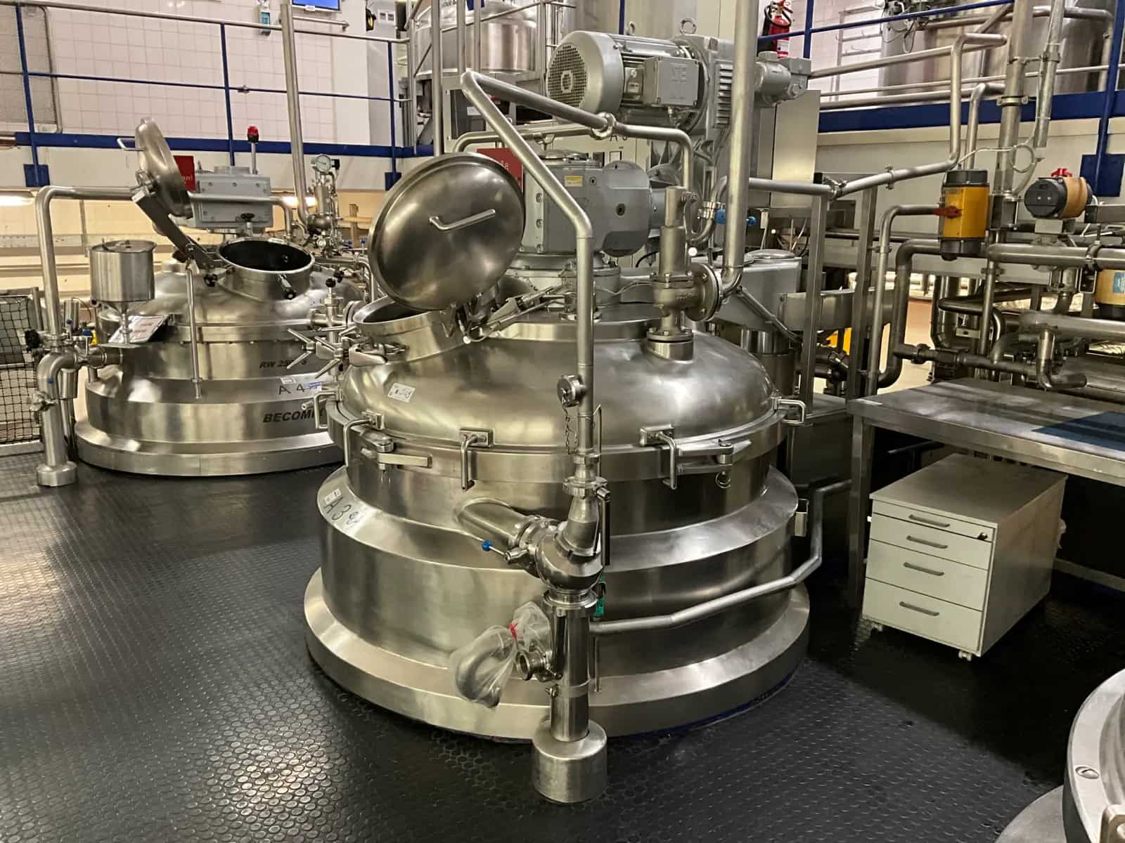 Serbatoio di miscelazione in acciaio inox con agitatore e sistema CIP per la produzione cosmetica conforme GMP di creme, lozioni ed emulsioni