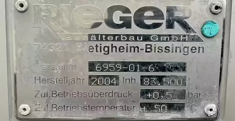 Typenschild von Rieger an einem 83500-Liter-KZE-Fruchtsafttank
