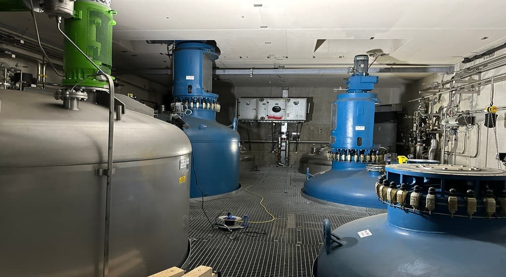 Diversi serbatoi agitati industriali e serbatoi di stoccaggio in un impianto di produzione chimica