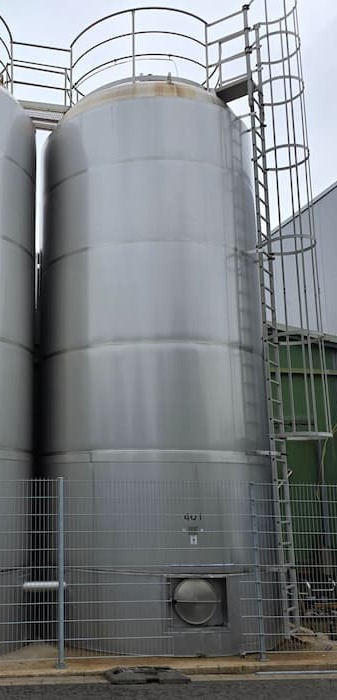 Serbatoi sterili in acciaio inox nell'area esterna di un impianto di produzione lattiero-casearia