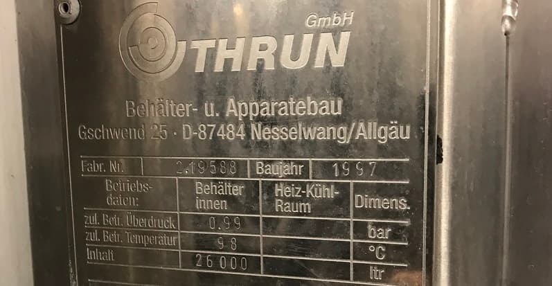Targhetta identificativa Thrun GmbH su un serbatoio industriale in acciaio inox
