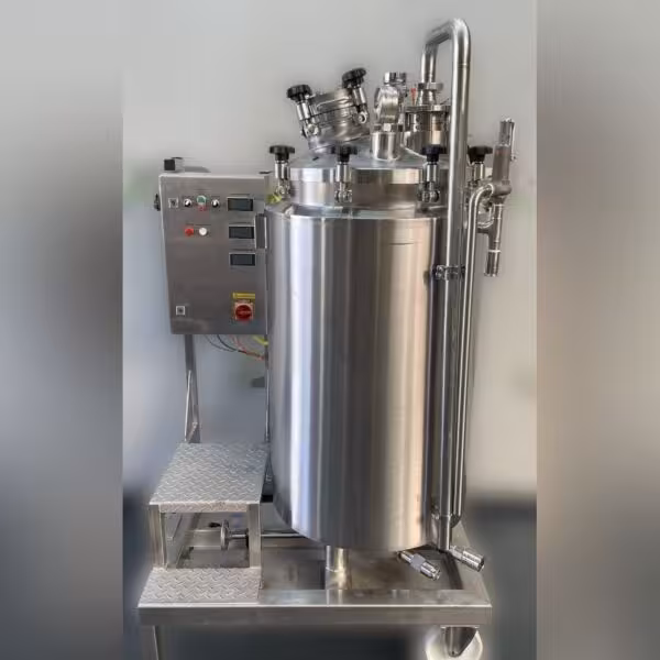 300 Liter mobiler Pharmazie Druckbehälter aus V2A mit Magnetrührwerk