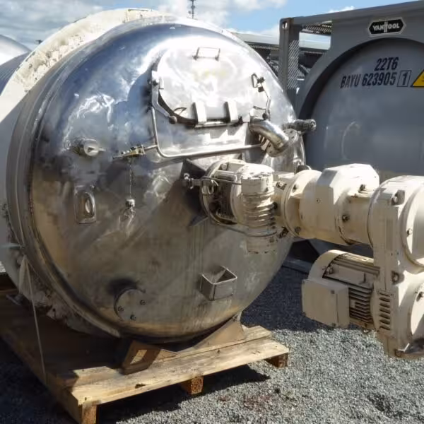 Serbatoio riscaldabile/raffreddabile da 5000 litri in acciaio inox 304 con agitatore a a pale larghe  Ekato da 6,8 kW (antideflagrante)