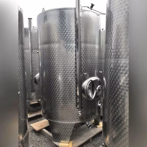 Brand new 2100 liter heatable/coolable stainless steel 304 fermentation/storage tank