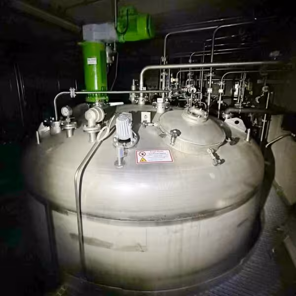 55610 Liter Rührwerksbehälter aus V4A mit Schrägblattrührwerk