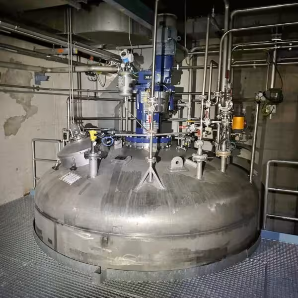 Serbatoio agitatore da 67200 litri in acciaio inox 316 con agitatore a pale inclinate