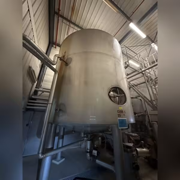 25000 Liter temperierbare Lagertanks aus V4A mit vollverschweißtem Isomantel