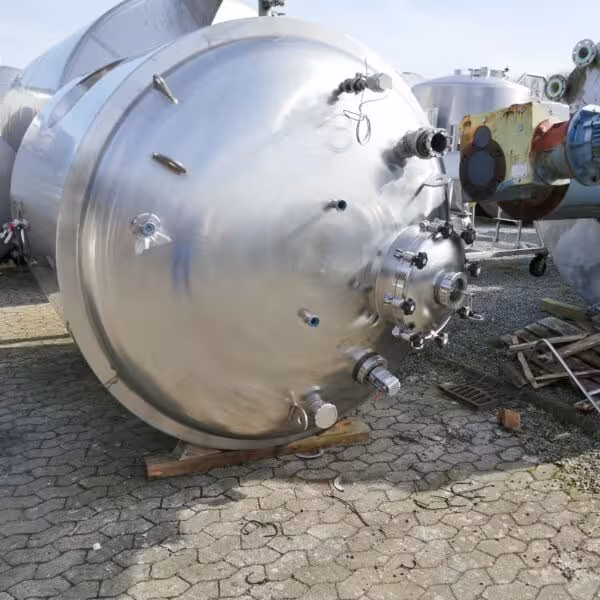 Serbatoio a pressione riscaldabile/raffreddabile da 5600 litri in acciaio inox 316 con flangia laterale per agitatore