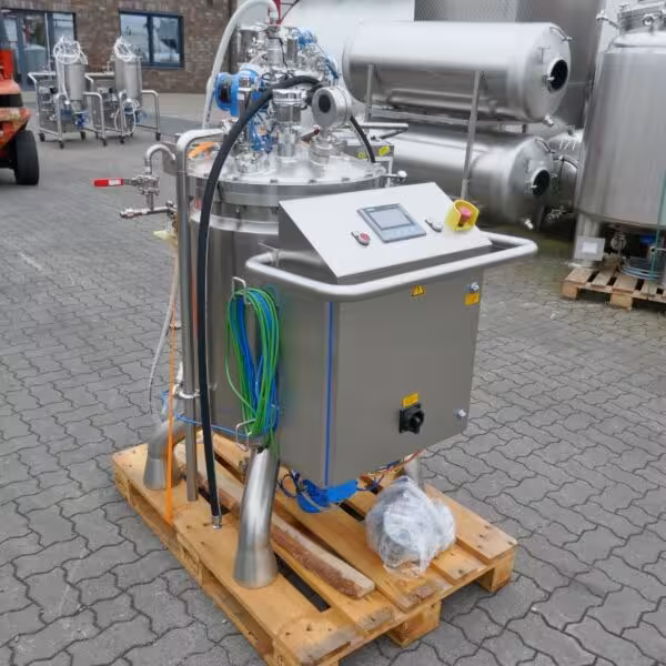 Ungebrauchter 150 Liter mobiler heiz-/kühlbarer Pharma Prozessbehälter aus V4A mit Magnetrührwerk