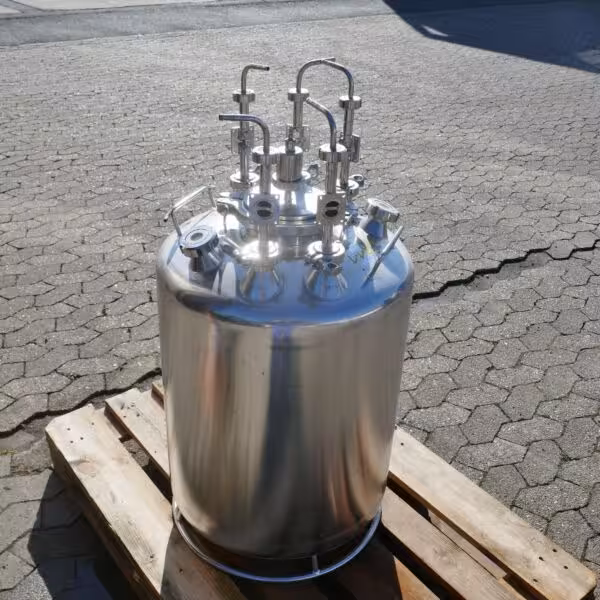 Serbatoio a pressione da 130 litri in acciaio inox 316