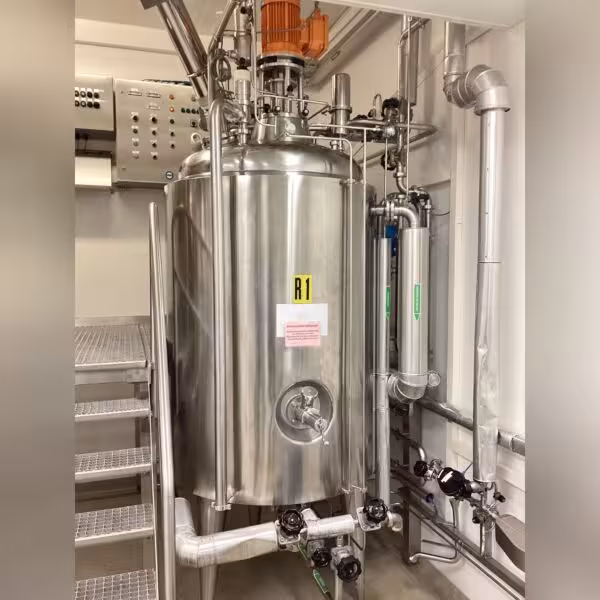 Serbatoio di processo da 1190 litri riscaldabile/raffreddabile resistente alla pressione in acciaio inox 304 con agitatore ad elica