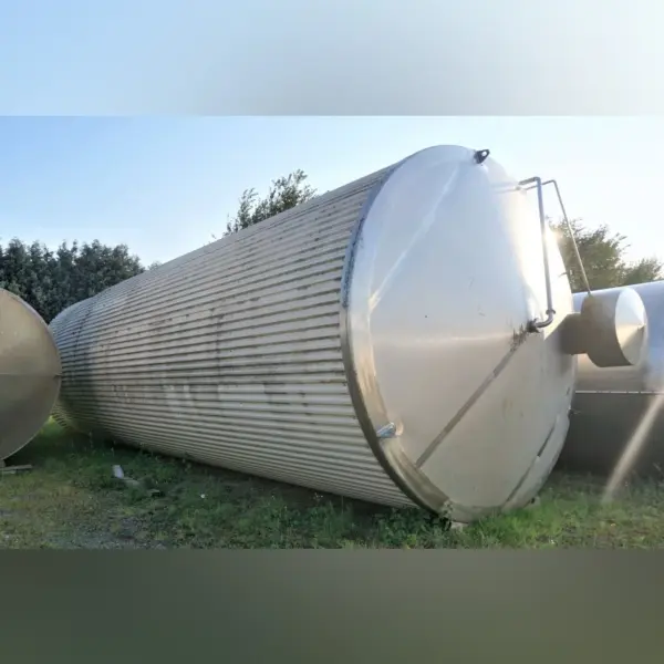Tanque de almacenamiento aislado de 125000 litros fabricado en acero inoxidable 304 con agitador de hélice lateral.