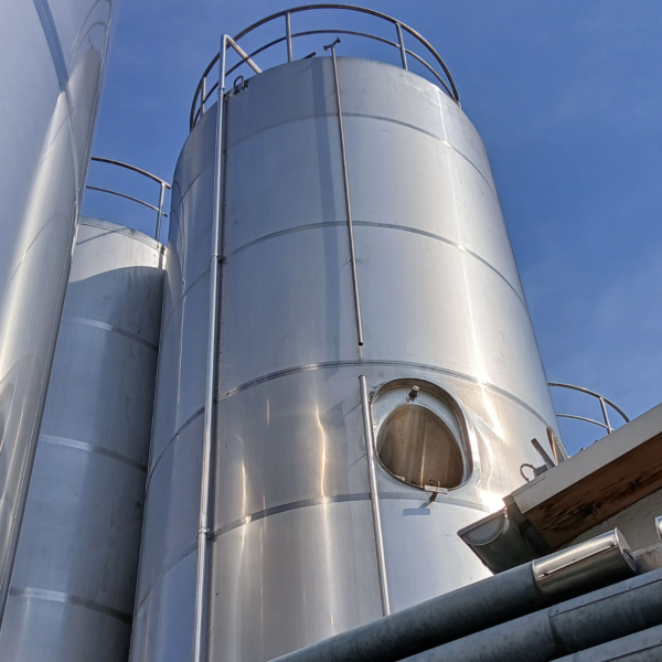 50000 Liter isolierter Lagertank aus V2A mit seitlichem Propellerrührwerk