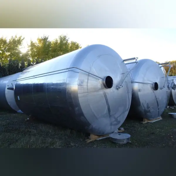 50000 Liter Lebensmitteltank aus V2A mit seitlichem Propellerrührwerk