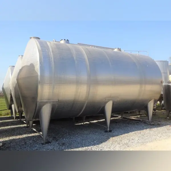 40000 Liter liegender Mischtank aus V2A mit 2 Propellerrührwerken