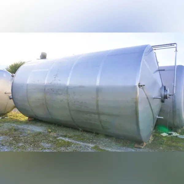 60000 Liter isolierter Lagertank aus V2A mit seitlichem Propellerrührwerk