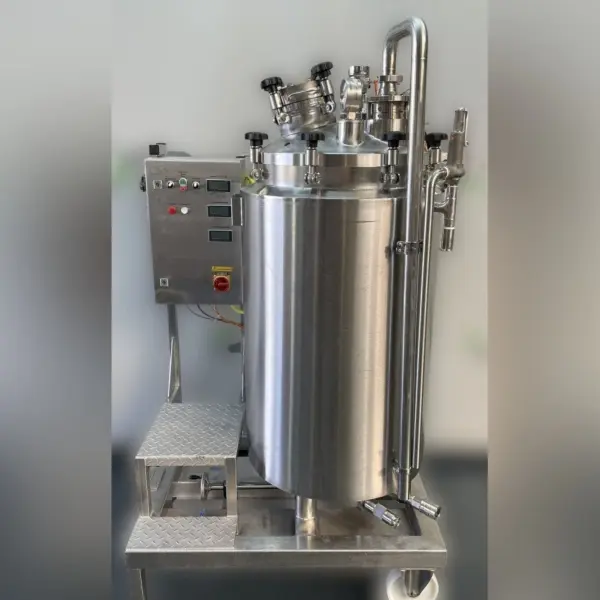 300 Liter mobiler Pharmazie Druckbehälter aus V2A mit Magnetrührwerk