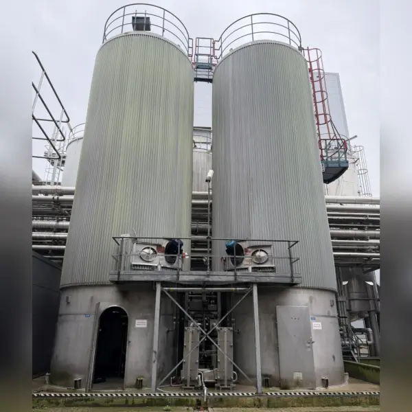 Tanque de almacenamiento aislado de 100000 litros fabricado en acero inoxidable 316 con agitador de hélice lateral.