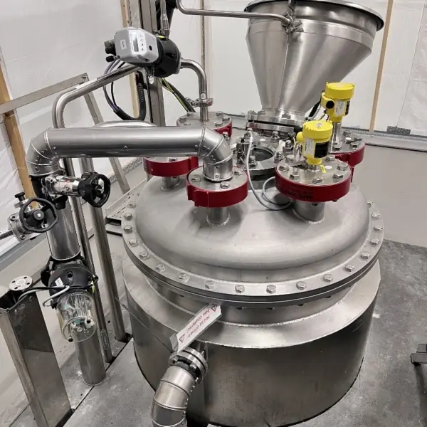 Depósito calentable/refrigerable de 665 litros en acero inoxidable 316 con agitador magnético