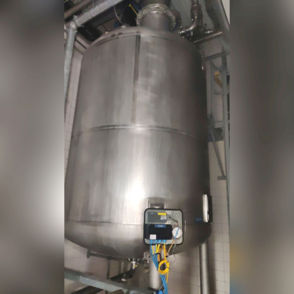 7700 Liter stehender Mischbehälter aus V2A mit Kreuzblattrührwerk