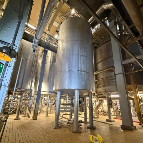 53700 Liter kühlbarer Lagertank aus V4A mit Propellerrührwerk