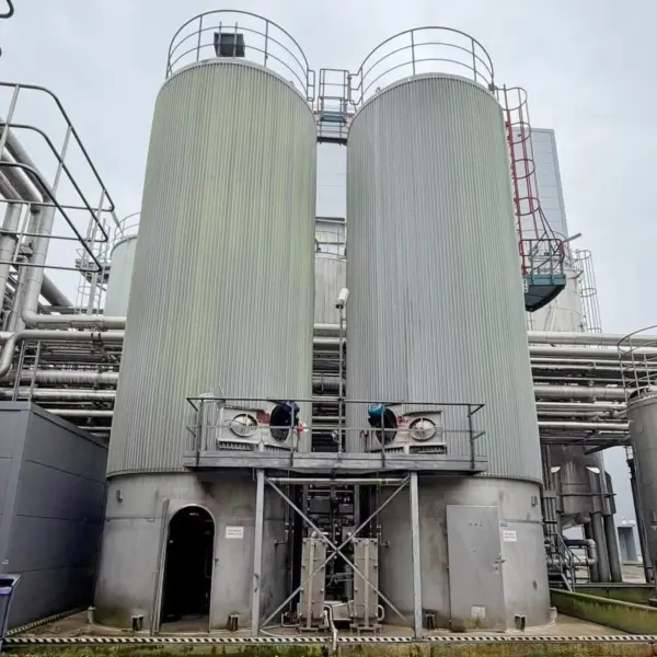 120000 liter insulated storage tank made of stainless steel 316 with propeller agitator on the side