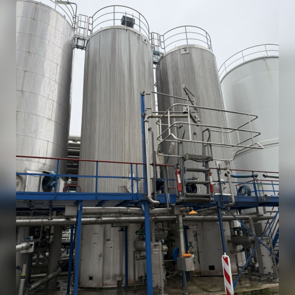 100000 liter insulated storage tank made of stainless steel 316 with propeller agitator on the side