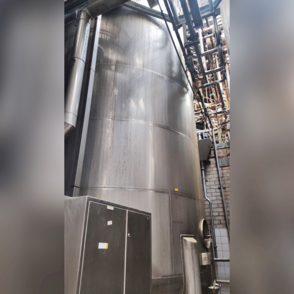 53000 Liter stehender Lagerbehälter aus V4A mit seitlichem Propellerrührwerk