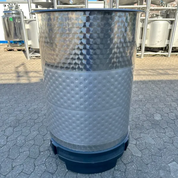 Brand new 550 liter heat-/coolable tank, AISI 304