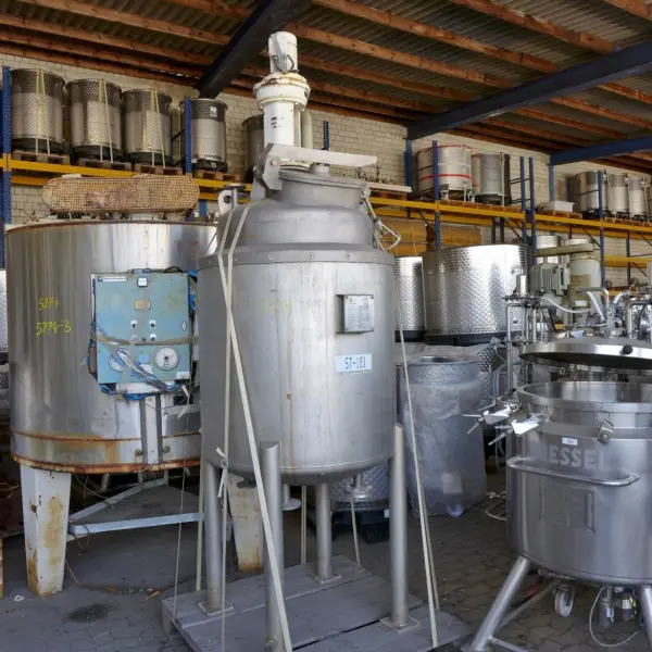 630 Liter heiz-/kühlbarer Rührwerksbehälter aus V2A mit Schrägblattrührwerk