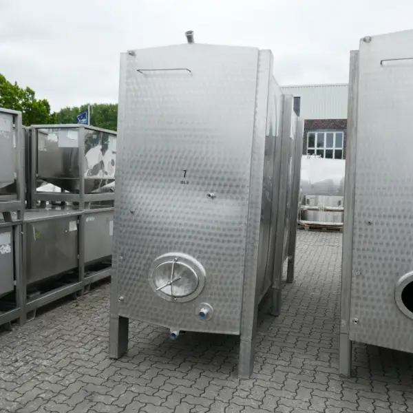 10460 liter heat-/coolable cubic storage tank, Aisi 304 with 2 internal cooling plates