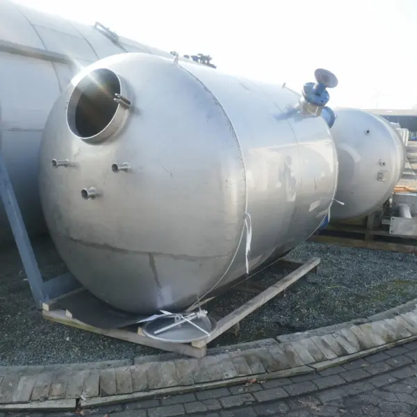 7000 Liter Behälter aus V2A mit seitlichem Rührwerksflansch