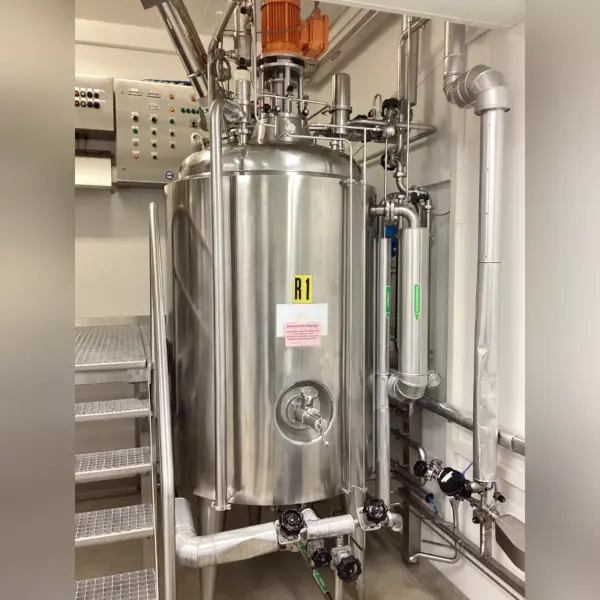 1190 Liter heiz-/kühlbarer druckfester Prozessbehälter aus V2A mit Propellerrührwerk