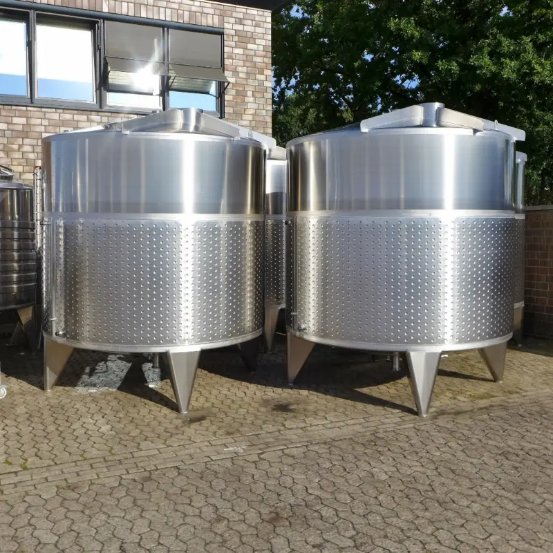 10450 litri di serbatoio riscaldabile/raffreddabile in acciaio inox 304 (tipo FIT; a scelta con agitatore)