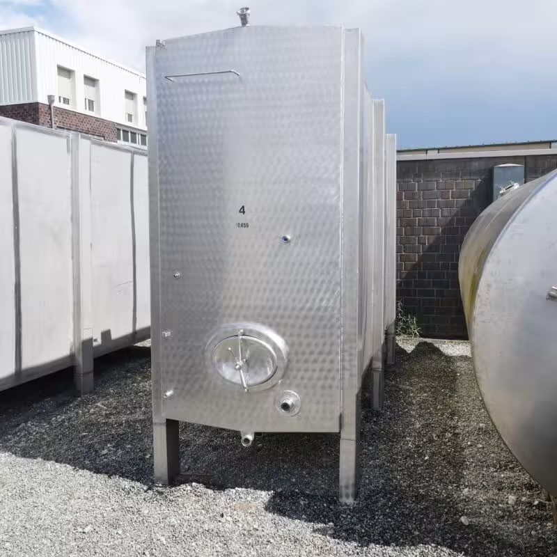 10460 liter heat-/coolable cubic storage tank, Aisi 304 with 2 internal cooling plates