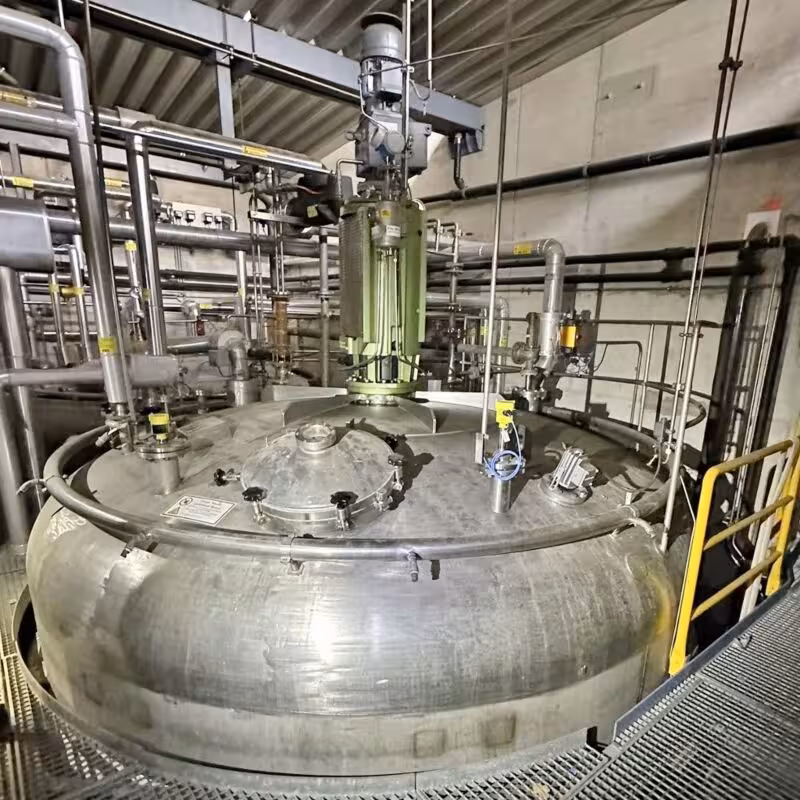 118000 Liter isolierter Mischbehälter aus V4A mit Schrägblattrührwerk