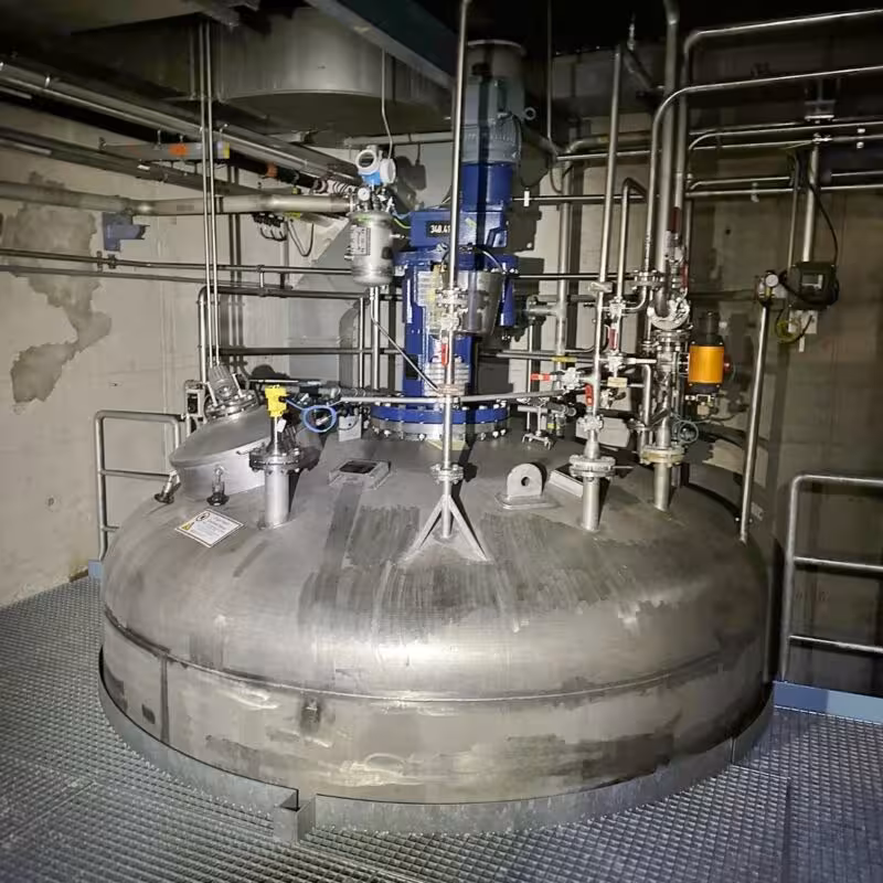 67200 Liter Rührwerksbehälter aus V4A mit Schrägblattrührwerk