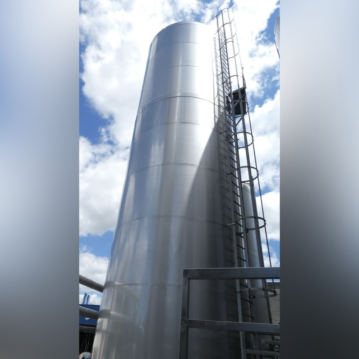 110000&#x20;Liter&#x20;isolierter&#x20;Doppelkammer&#x20;Lagertank&#x20;aus&#x20;V2A&#x20;&#x28;75000&#x20;&amp;&#x20;35000&#x20;Liter&#x29;&#x20;mit&#x20;2&#x20;Propellerr&#xFC;hrwerken&#x20;&#x28;seitlich&#x29;