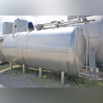 10700&#x20;Liter&#x20;isolierter&#x20;Lagertank&#x20;aus&#x20;V2A&#x20;mit&#x20;Propellerr&#xFC;hrwerk