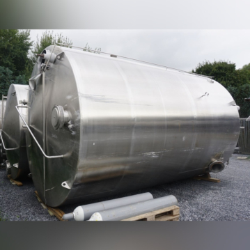 39000&#x20;Liter&#x20;stehender&#x20;Lagertank&#x20;aus&#x20;V2A&#x20;mit&#x20;seitlichem&#x20;Propellerr&#xFC;hrwerk