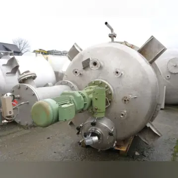 3640&#x20;Liter&#x20;h&#xE4;ngender&#x20;heiz-&#x2F;k&#xFC;hlbarer&#x20;Vakuumreaktor&#x20;aus&#x20;V4A&#x20;mit&#x20;Balkenr&#xFC;hwerk
