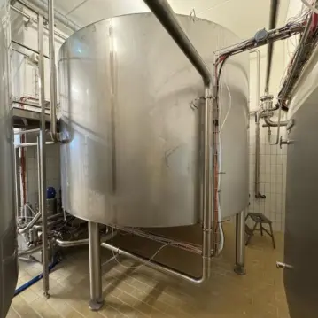 Serbatoio&#x20;agitatore&#x20;isolato&#x20;da&#x20;10000&#x20;litri&#x20;in&#x20;acciaio&#x20;inox&#x20;304&#x20;con&#x20;agitatore&#x20;a&#x20;trave