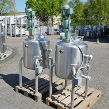 180&#x20;Liter&#x20;stehender&#x20;R&#xFC;hrwerksbeh&#xE4;lter&#x20;aus&#x20;V2A&#x20;mit&#x20;Propellerr&#xFC;hrwerk