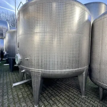 24000&#x20;Liter&#x20;Lagerbeh&#xE4;lter&#x20;aus&#x20;V2A&#x20;&#x28;konzipiert&#x20;f&#xFC;r&#x20;geringe&#x20;Deckenh&#xF6;hen&#x29;