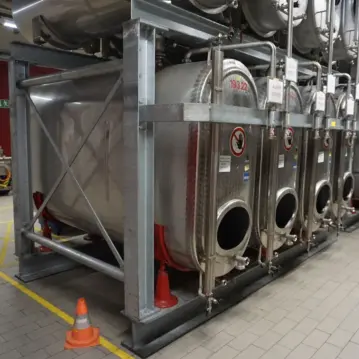 2400&#x20;Liter&#x20;Beh&#xE4;lter&#x20;aus&#x20;V2A