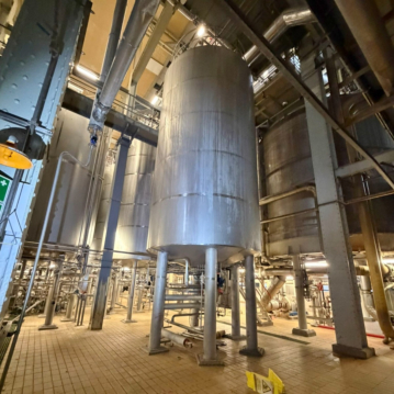 53700&#x20;Liter&#x20;k&#xFC;hlbarer&#x20;Lagertank&#x20;aus&#x20;V4A&#x20;mit&#x20;Propellerr&#xFC;hrwerk