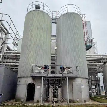 120000&#x20;liter&#x20;insulated&#x20;storage&#x20;tank&#x20;made&#x20;of&#x20;stainless&#x20;steel&#x20;316&#x20;with&#x20;propeller&#x20;agitator&#x20;on&#x20;the&#x20;side