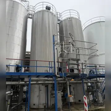100000&#x20;liter&#x20;insulated&#x20;storage&#x20;tank&#x20;made&#x20;of&#x20;stainless&#x20;steel&#x20;316&#x20;with&#x20;propeller&#x20;agitator&#x20;on&#x20;the&#x20;side